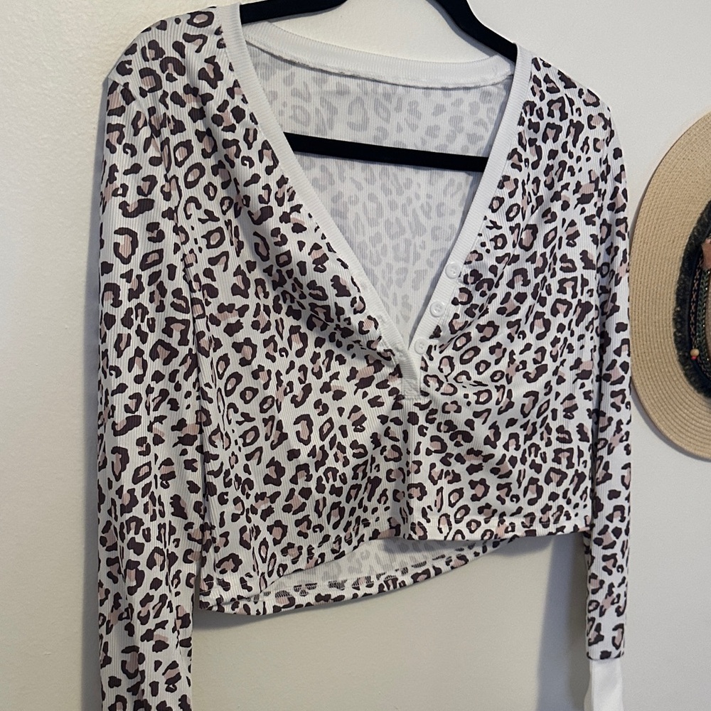 Leopard Print Cropped Cardigan - Picture 3 of 4